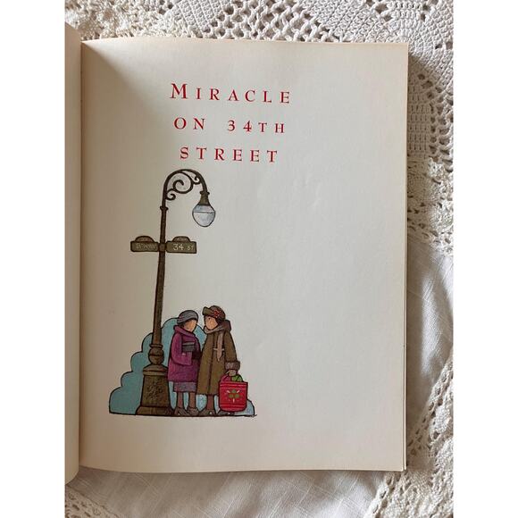 Miracle on 34th Street: 1991 Scholastic Edition, Tomie dePaola Illustrations - Picture 3 of 7